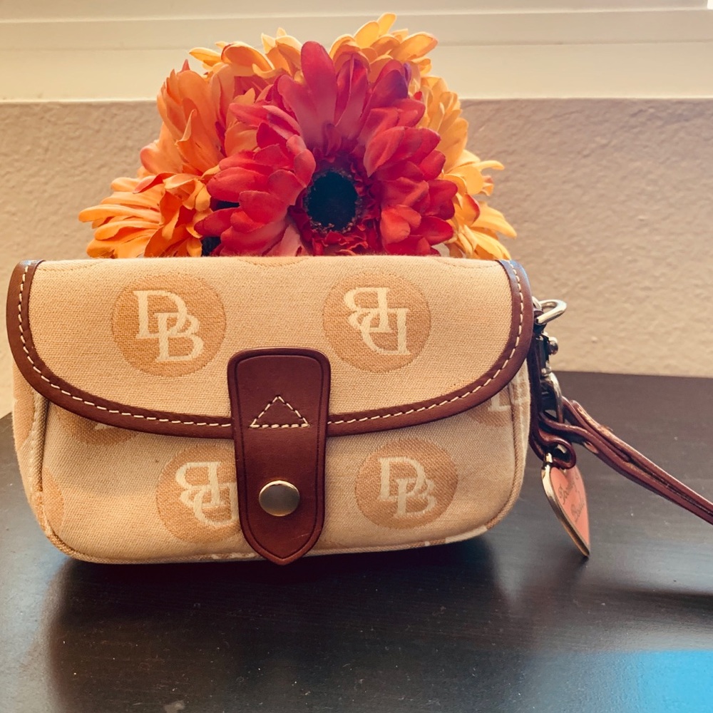 Dooney & Bourke Signature Circle Flap Wristlet🌟